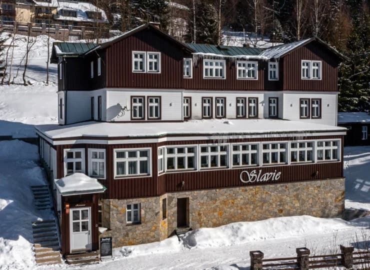 Hotel Slavie znajduje się we wschodniej części górskiego kurortu