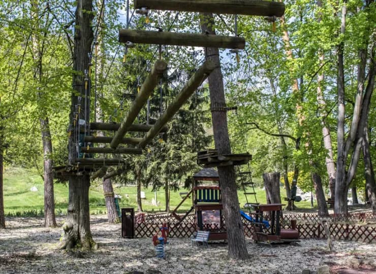 Obok znajduje się park przygód z parkiem linowym