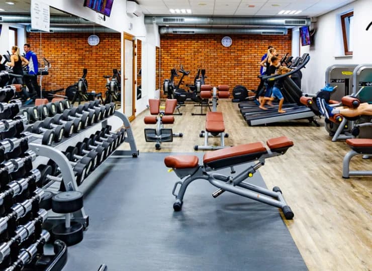 W Willi Port znajduje się siłownia Fitness Port
