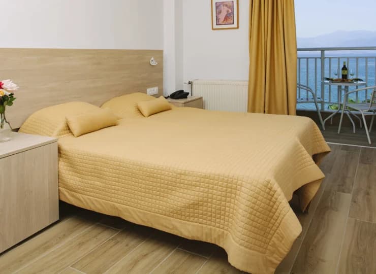 Pokoje premium mają balkon z widokiem na morze