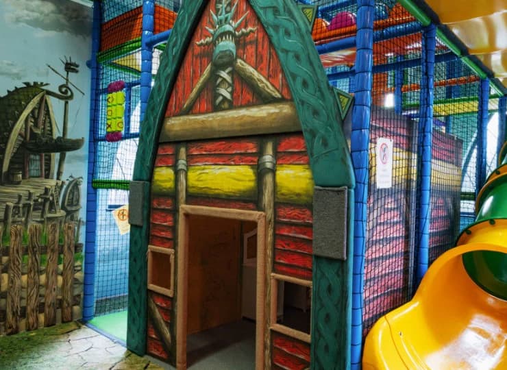 Sala Smoków to bajkowa sala zabaw, gdzie dzieciom nuda nie grozi