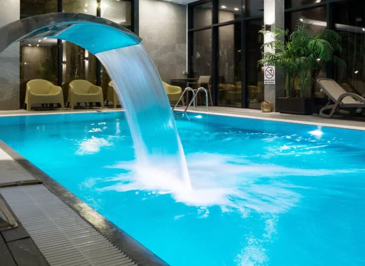 Jej centrum stanowi kryty basen ze stanowiskiem do hydromasażu
