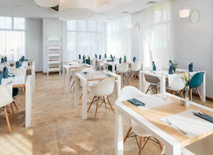Restauracja urządzona jest prosto, jednocześnie jasno i przytulnie