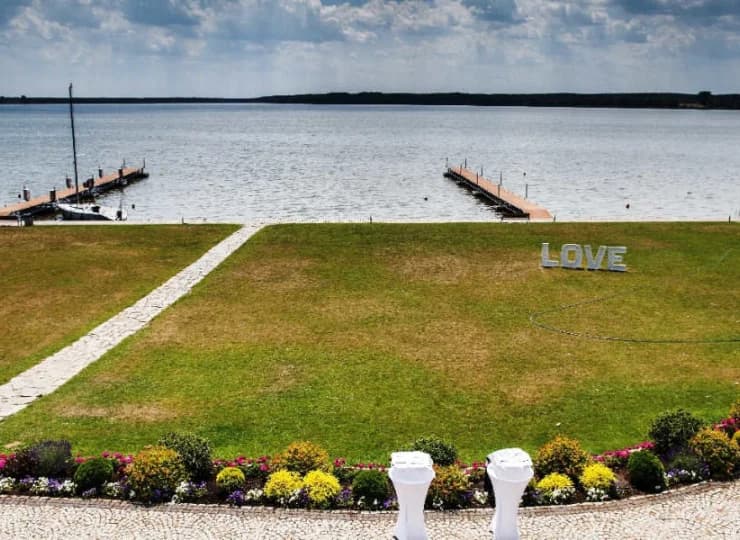 Hotel znajduje się w pięknej i malowniczej scenerii