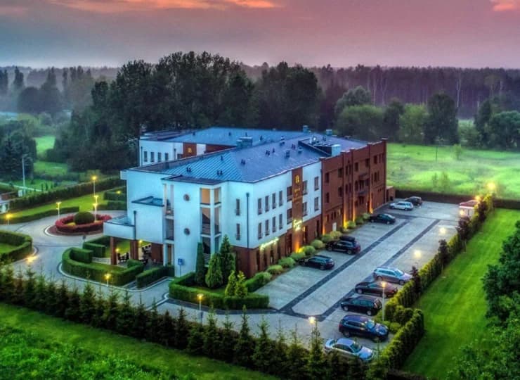 Butikowy hotel pod Warszawą z dużym terenem zielonym w spokojnej okolicy
