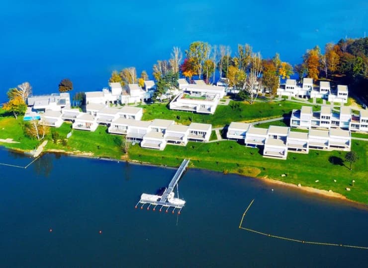 Wody jeziora otaczają resort i umożliwiają uprawianie sportów wodnych