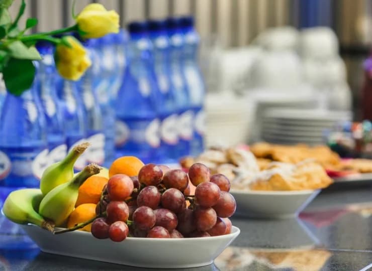 W hotelowej restauracji  podawane są śniadania w formie bogatego bufetu