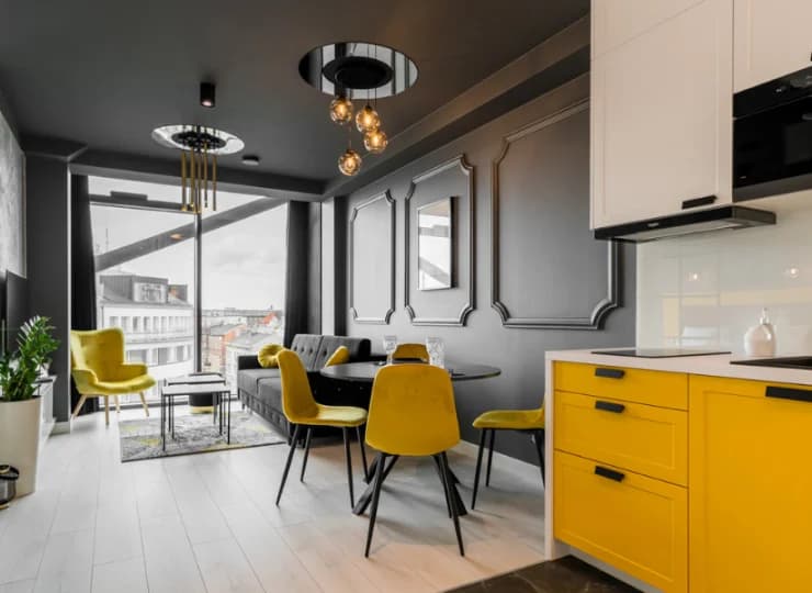 W każdym apartamencie jest aneks kuchenny z płytą indukcyjną, lodówko-zamrażarką