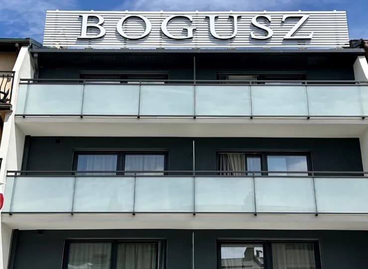 Obiekt jest otoczony pensjonatami, kwaterami gościnnymi i domkami letniskowymi