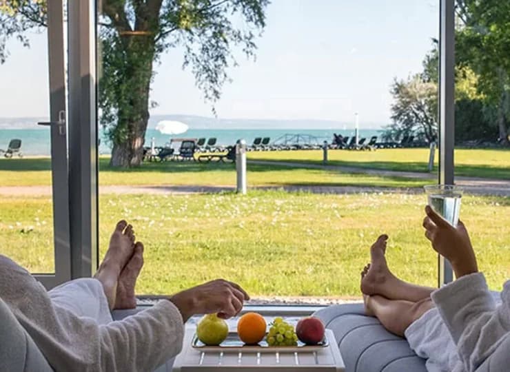 Hotel znajduje się bezpośrednio przy plaży nad jeziorem Balaton