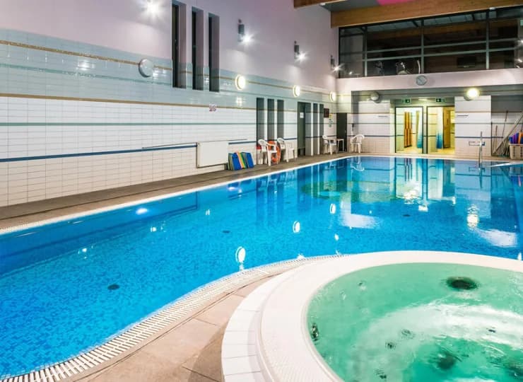 Goście mogą korzystać ze strefy basenowej z jacuzzi i sauną