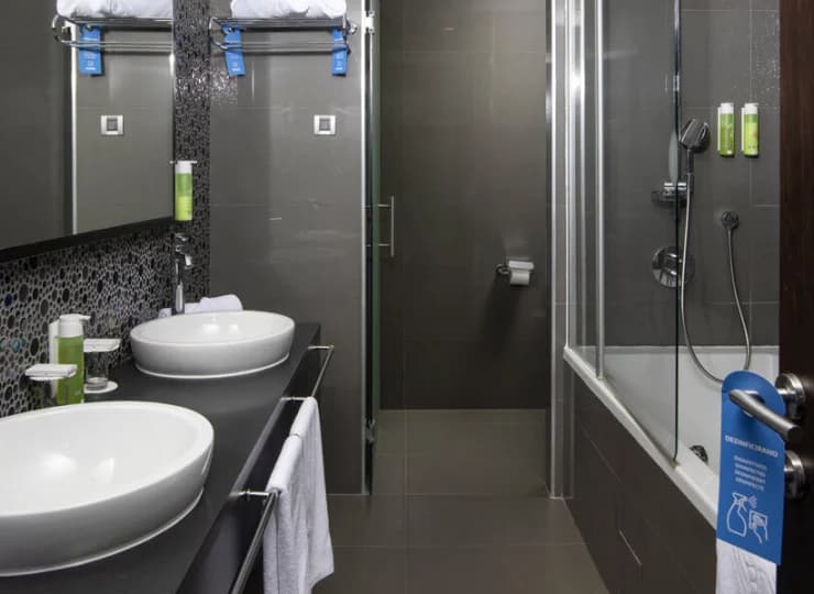 Łazienka z wanną w apartamencie 2+2