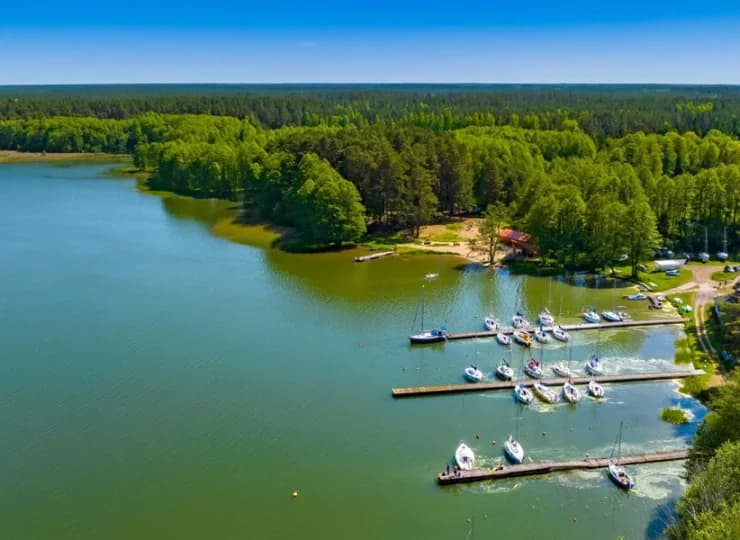 Apartamenty Sun & Snow na Mazurach mieszczą się w Karwicy nad Jeziorem Nidzkim