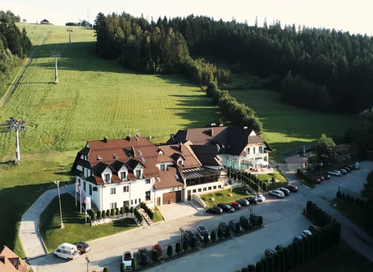 Kompleks Beskid to hotel z basenem w Beskidach przy stoku narciarskim
