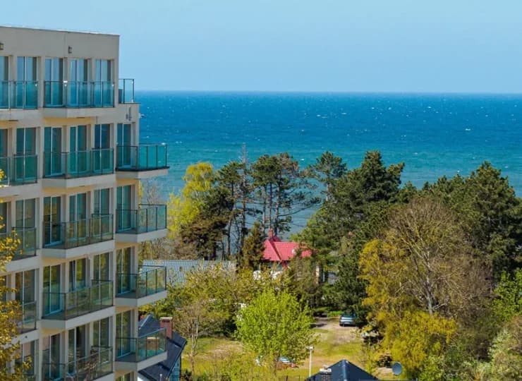 Resort znajduje się w zielonej okolicy blisko morza