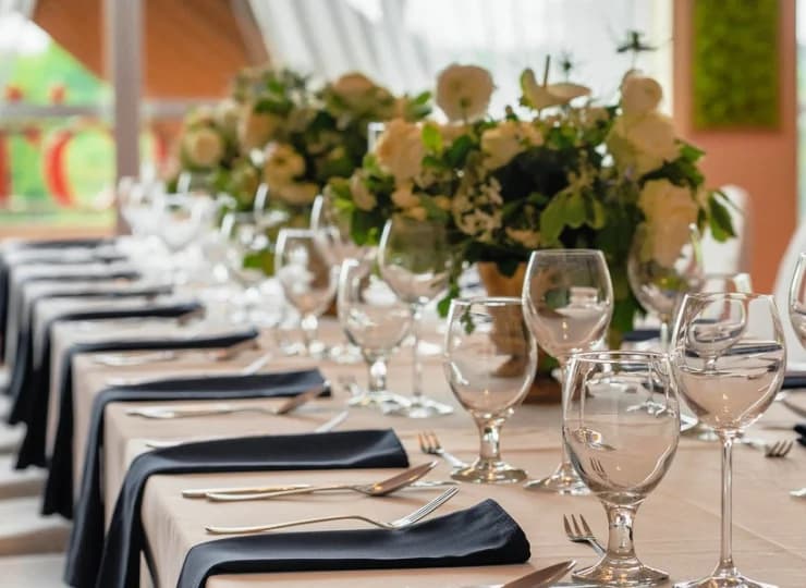 Restauracja serwuje tradycyjne potrawy kuchni polskiej oraz europejskiej