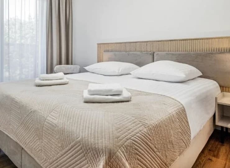 Apartament Premium A17 ma dwie odrębne sypialnie i sofę w salonie