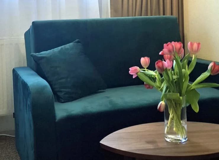 W niektórych pokojach jest dodatkowa sofa