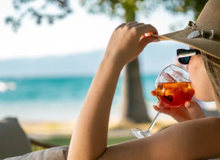 Można tu pić orzeźwiającego drinka z widokiem na morze