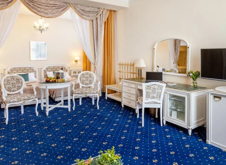 Co ciekawe, w hotelu zachowano wyjątkowy charakter Pragi z początku XX wieku