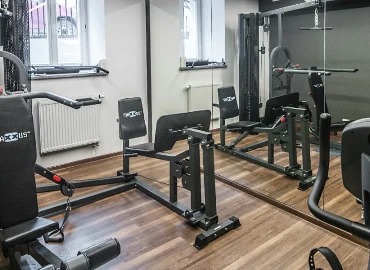 Do dyspozycji gości pozostaje siłownia oraz sauna fińska
