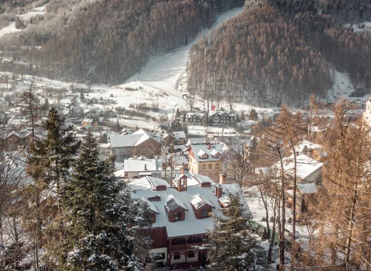 Uzdrowisko Szczawnica leży w dolinie Grajcarka u stóp Palenicy