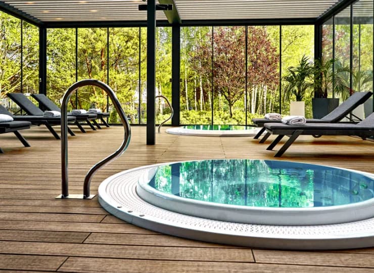 Hotel dysponuje strefą wellness, której centrum stanowią wanny jacuzzi