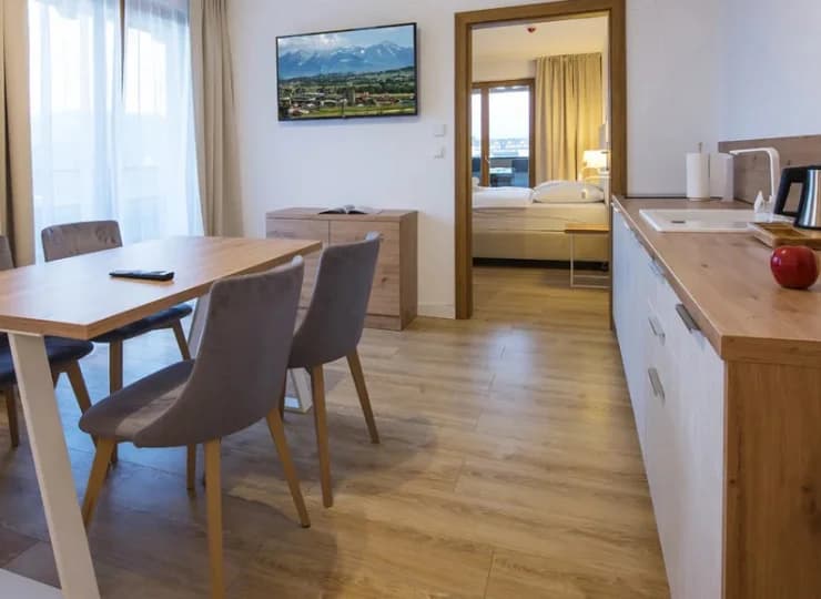 W większych apartamentach znajdują się też aneksy kuchenne