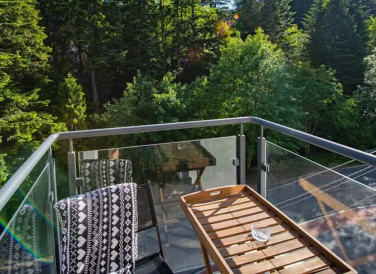 Las towarzyszy nam po wyjściu na balkon oraz za oknem