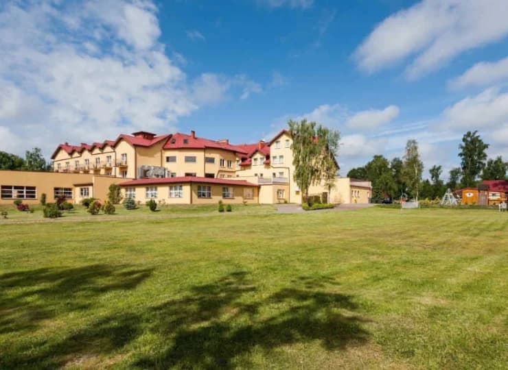 Na terenie znajduje się również boisko do siatkówki plażowej i badmintona