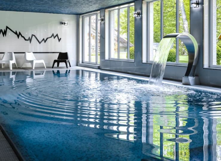 Jest także wewnętrzny basen ze stanowiskiem do hydromasażu