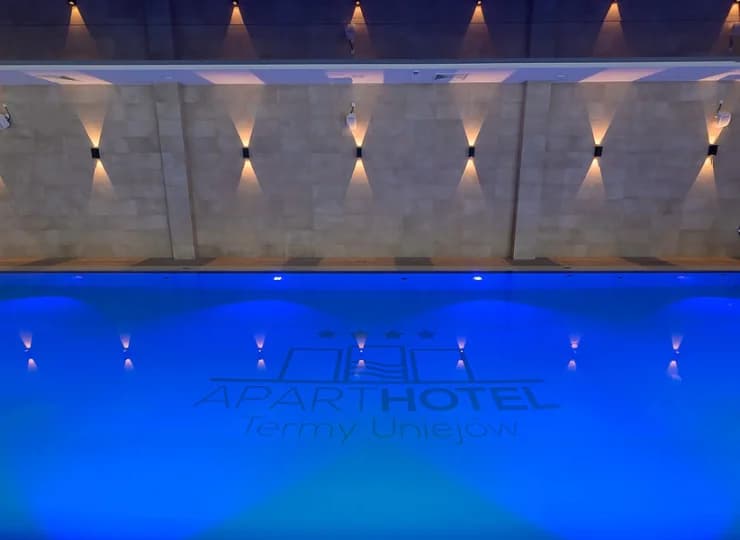W hotelu znajduje się wewnętrzy basen dla gości