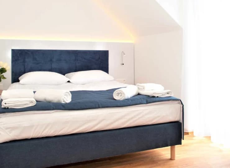 W apartamencie znajduje się wygodne łóżko małżeńskie