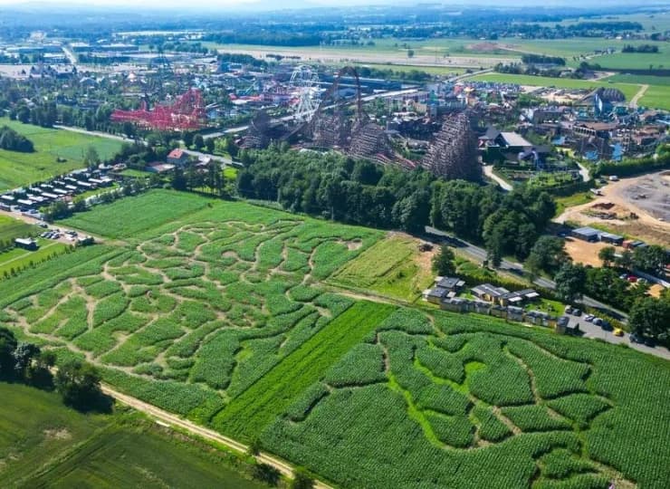 150 m od obiektu mieści się dodatkowa atrakcja – Labirynt w Polu Kukurydzy