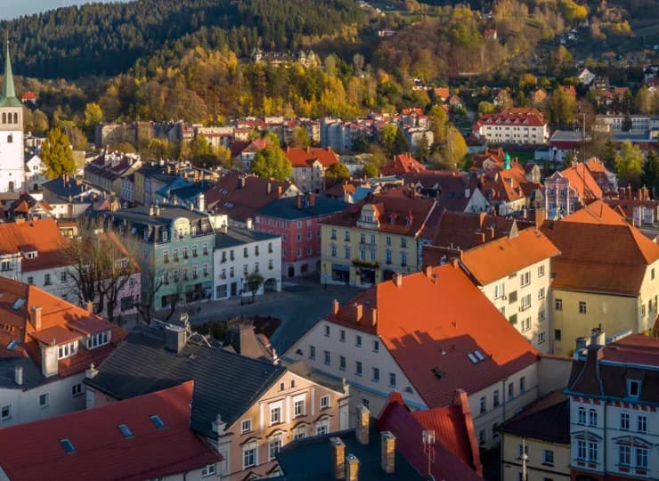 To zabytkowe centrum otoczonego lasami i górami sudeckiego kurortu