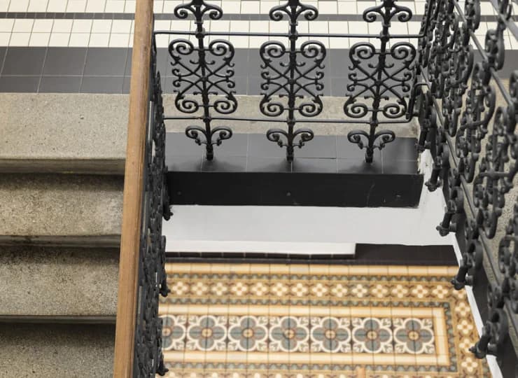Hotel jest położony w zabytkowej kamienicy z wieloma ciekawymi detalami