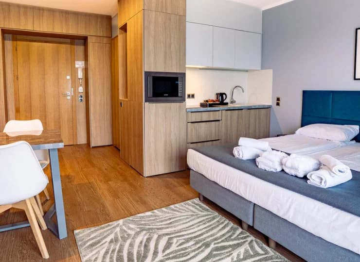 Apartament typu studio to wygodne wnętrze z częścią wypoczynkową