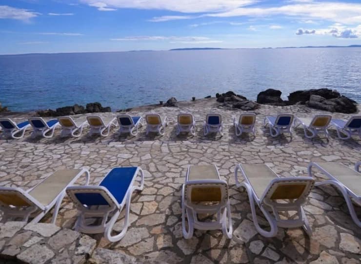 Goście mogą korzystać z prywatnej hotelowej plaży