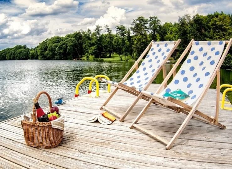 Na plaży i pomoście można wypoczywać i opalać się na dostępnych leżakach