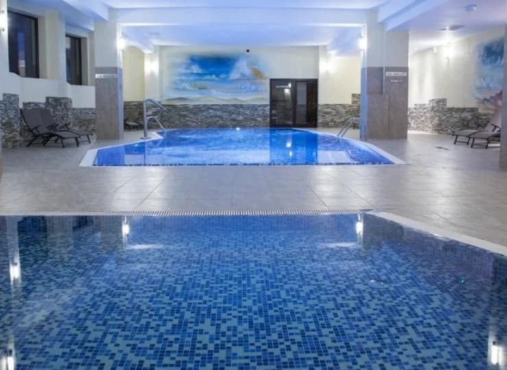 Do wypoczynku w wodzie zachęcają tam basen, jacuzzi i brodzik dla dzieci