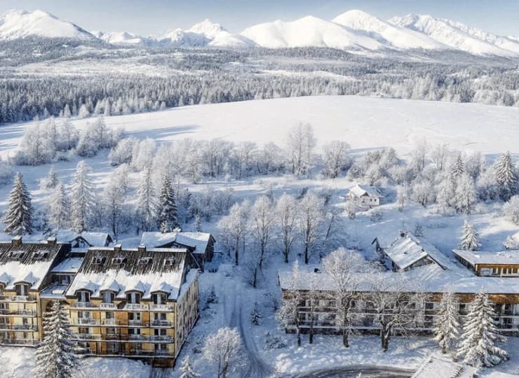 Hotel mieści się w przepięknej górskiej okolicy