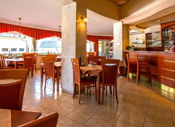 W hotelowej restauracji są serwowane smaczne śniadania i obiadokolacje