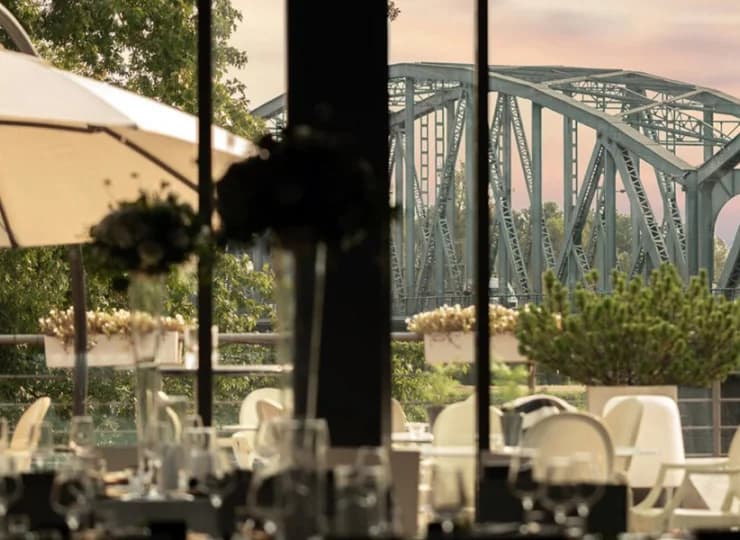 Hotel powstał w sąsiedztwie mostu im. Józefa Piłsudskiego