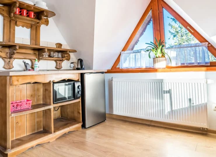 Apartament economy posiada część dzienną z aneksem kuchennym