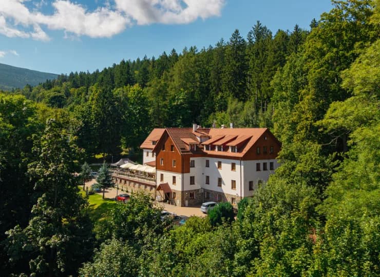 Hotel usytuowany jest w otoczeniu drzew