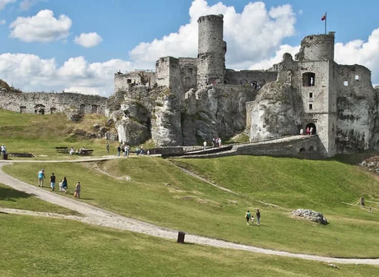 Atrakcje okolicy: 8 km od obiektu znajduje się zamek Ogrodzieniec