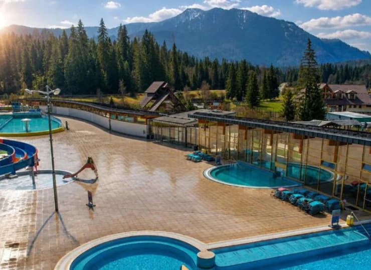 Resort jest pięknie położony u podnóża Tatr Zachodnich