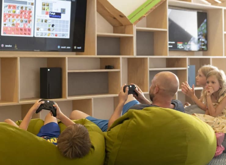 Można korzystać z multimedialnej ściany gier oraz strefy Play Game x-Box Kinect