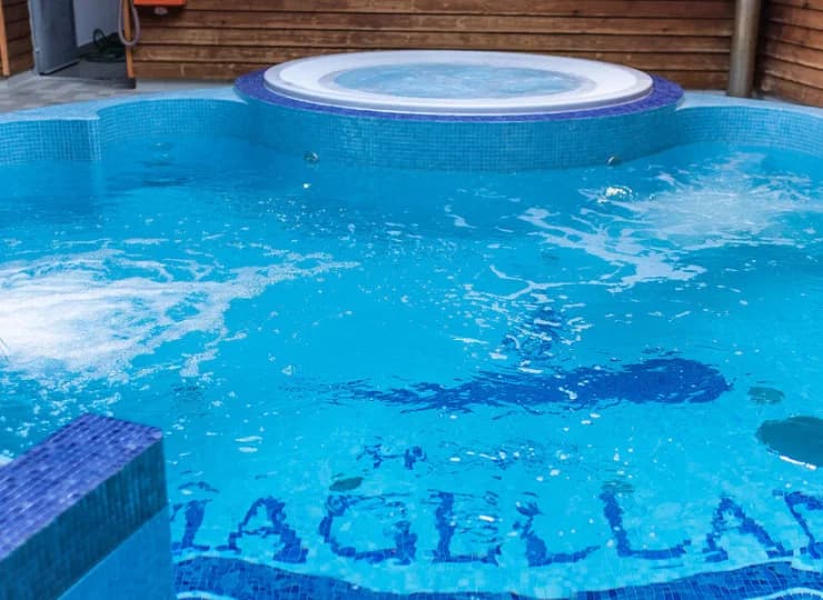 Basen z kaskadą wodną, połączony z jacuzzi