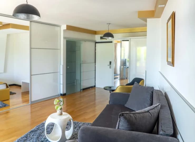 W apartamencie znajduje się część dzienna oraz wydzielona sypialnia